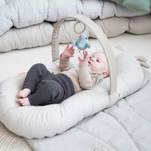 Done by Deer Cozy lounger w. activity arch Raffi Sand - Nordbaby